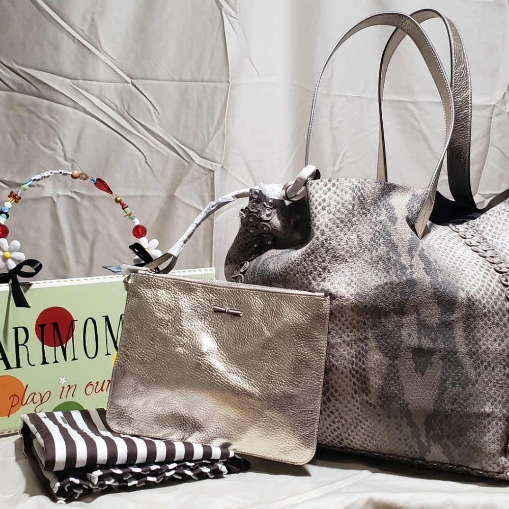 👜👛HOST PICK👛👜Henri BENDEL Reversible Hobo Bag